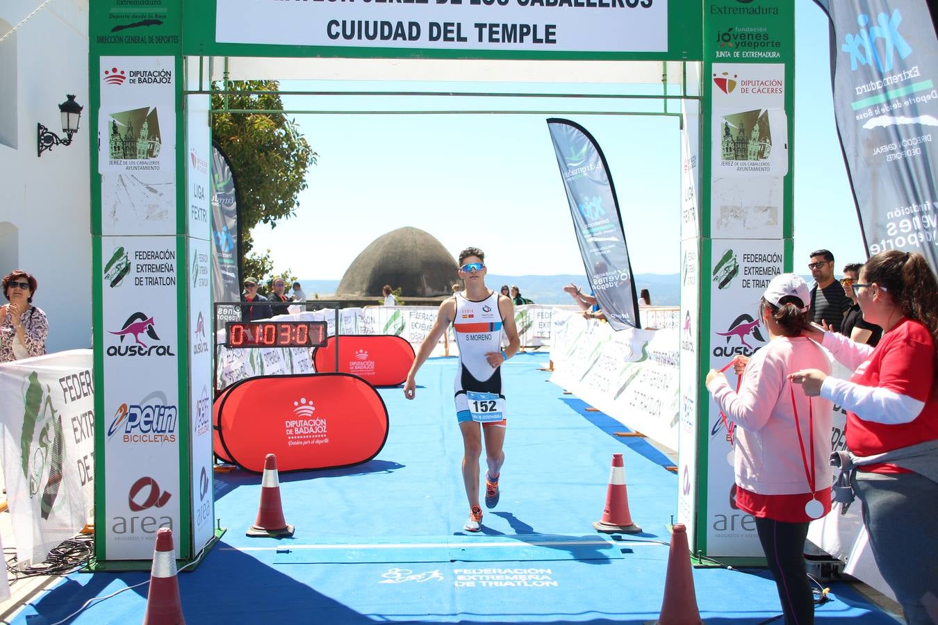 Jerez de los Caballeros ha celebrado, esta mañana, una nueva edición del Triatlón 'Ciudad del Temple'. Una prueba deportiva que, año tras año, se consolida como una de las principales del municipio y que ha reunido a 110 participantes. David Puertas Tenorio y María Remedios Mendoza Bravo han sido los vencedores de la clasificación general.