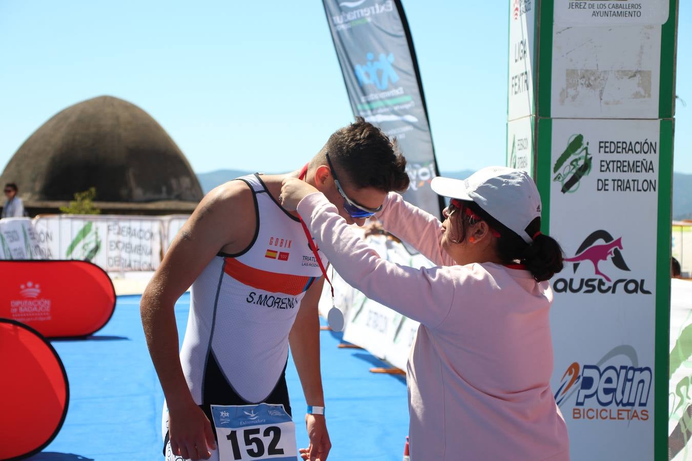 Jerez de los Caballeros ha celebrado, esta mañana, una nueva edición del Triatlón 'Ciudad del Temple'. Una prueba deportiva que, año tras año, se consolida como una de las principales del municipio y que ha reunido a 110 participantes. David Puertas Tenorio y María Remedios Mendoza Bravo han sido los vencedores de la clasificación general.