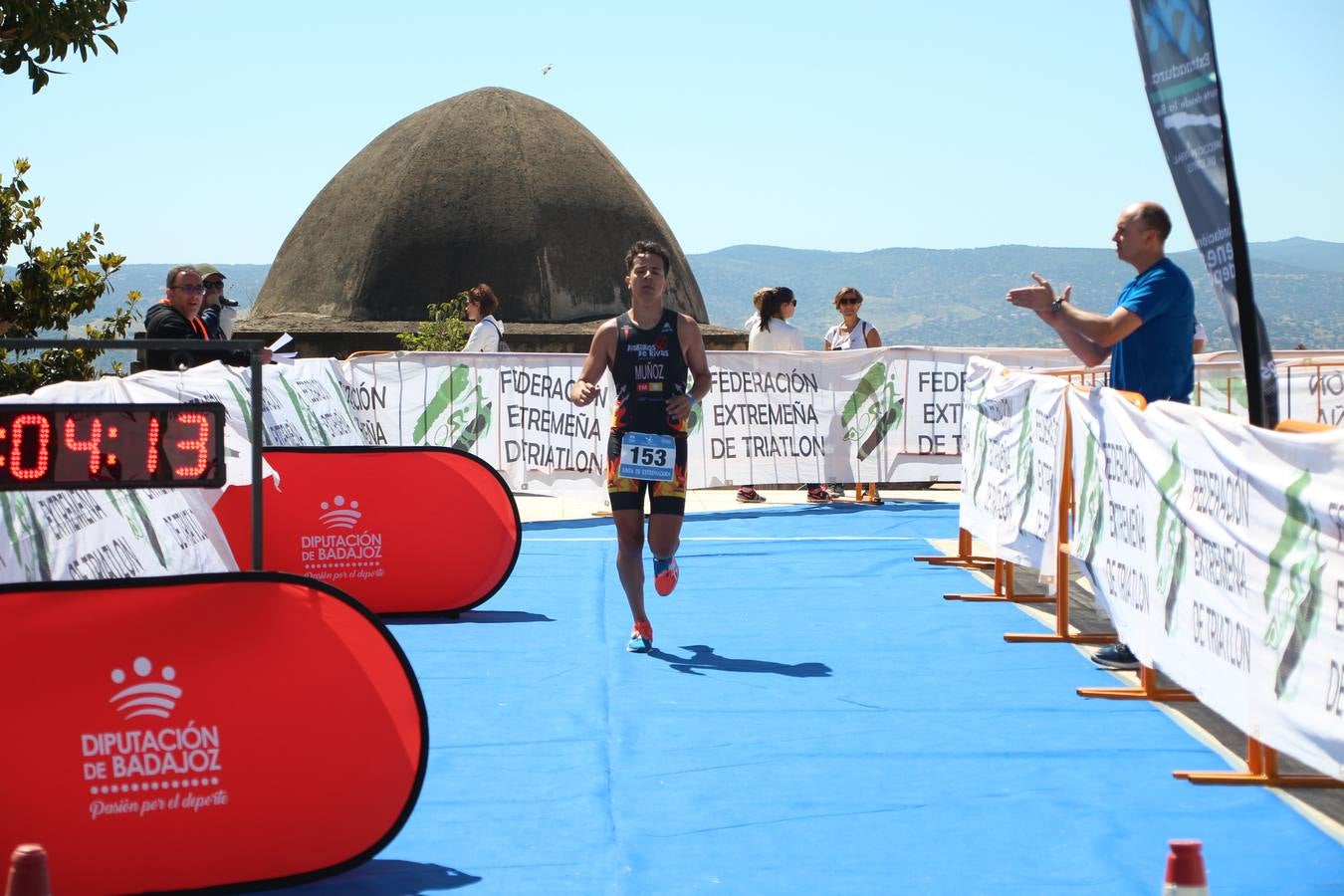 Jerez de los Caballeros ha celebrado, esta mañana, una nueva edición del Triatlón 'Ciudad del Temple'. Una prueba deportiva que, año tras año, se consolida como una de las principales del municipio y que ha reunido a 110 participantes. David Puertas Tenorio y María Remedios Mendoza Bravo han sido los vencedores de la clasificación general.