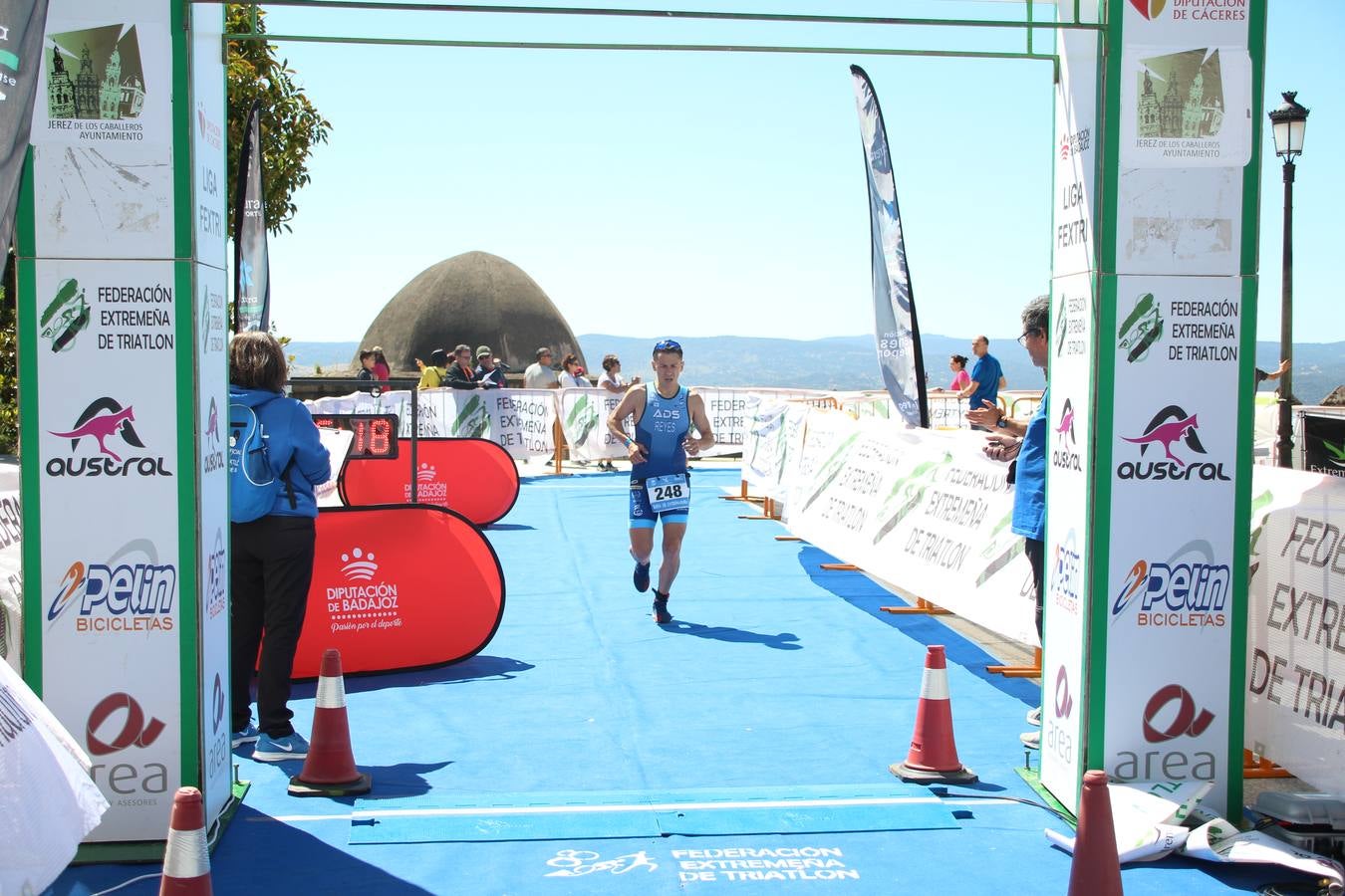 Jerez de los Caballeros ha celebrado, esta mañana, una nueva edición del Triatlón 'Ciudad del Temple'. Una prueba deportiva que, año tras año, se consolida como una de las principales del municipio y que ha reunido a 110 participantes. David Puertas Tenorio y María Remedios Mendoza Bravo han sido los vencedores de la clasificación general.