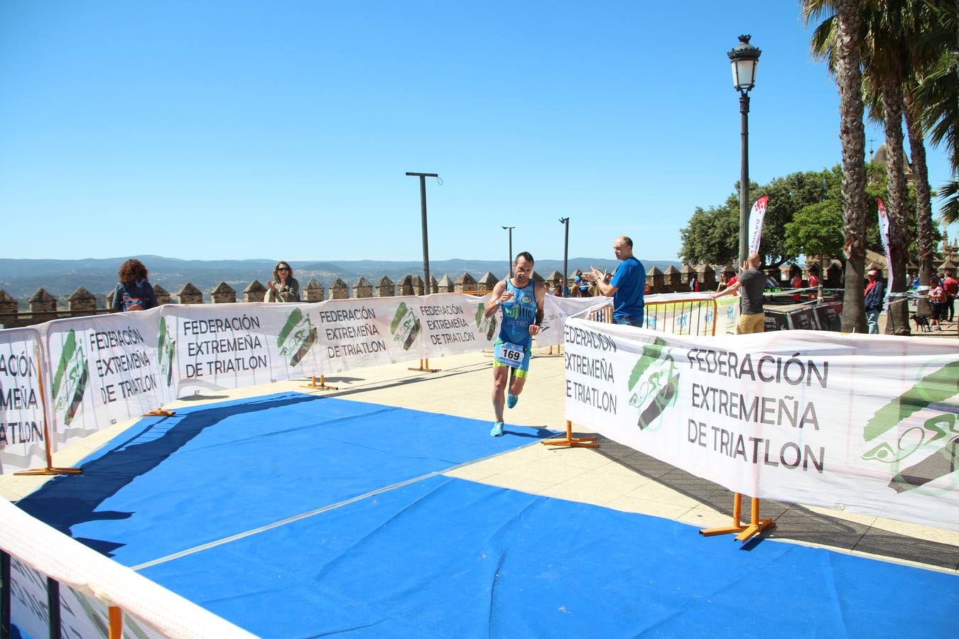 Jerez de los Caballeros ha celebrado, esta mañana, una nueva edición del Triatlón 'Ciudad del Temple'. Una prueba deportiva que, año tras año, se consolida como una de las principales del municipio y que ha reunido a 110 participantes. David Puertas Tenorio y María Remedios Mendoza Bravo han sido los vencedores de la clasificación general.