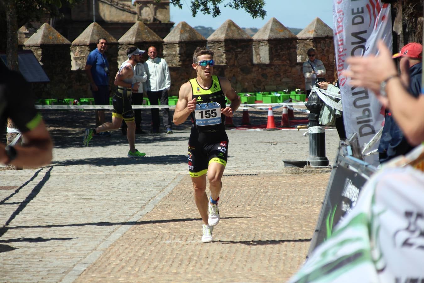 Jerez de los Caballeros ha celebrado, esta mañana, una nueva edición del Triatlón 'Ciudad del Temple'. Una prueba deportiva que, año tras año, se consolida como una de las principales del municipio y que ha reunido a 110 participantes. David Puertas Tenorio y María Remedios Mendoza Bravo han sido los vencedores de la clasificación general.