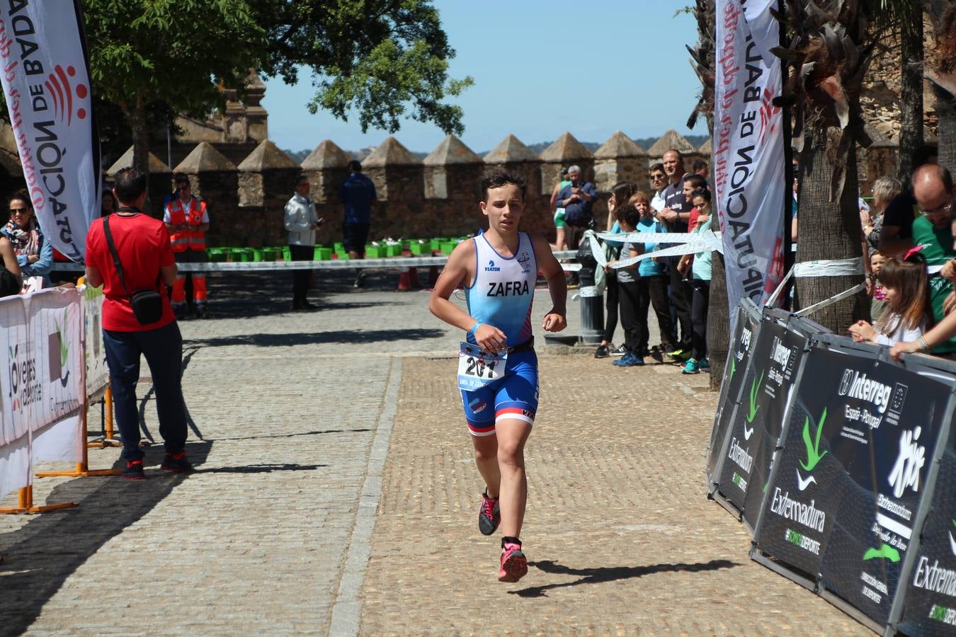 Jerez de los Caballeros ha celebrado, esta mañana, una nueva edición del Triatlón 'Ciudad del Temple'. Una prueba deportiva que, año tras año, se consolida como una de las principales del municipio y que ha reunido a 110 participantes. David Puertas Tenorio y María Remedios Mendoza Bravo han sido los vencedores de la clasificación general.