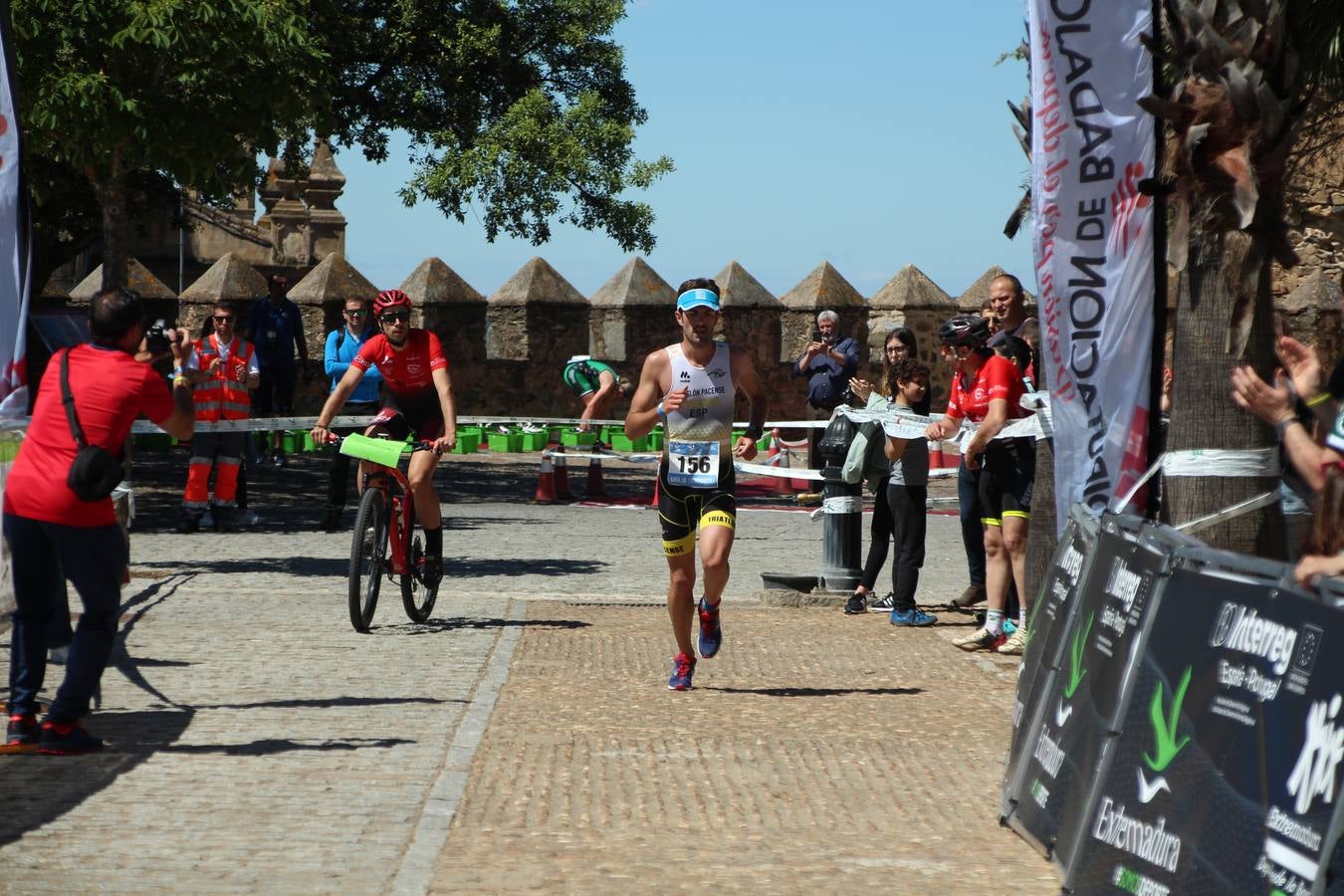 Jerez de los Caballeros ha celebrado, esta mañana, una nueva edición del Triatlón 'Ciudad del Temple'. Una prueba deportiva que, año tras año, se consolida como una de las principales del municipio y que ha reunido a 110 participantes. David Puertas Tenorio y María Remedios Mendoza Bravo han sido los vencedores de la clasificación general.
