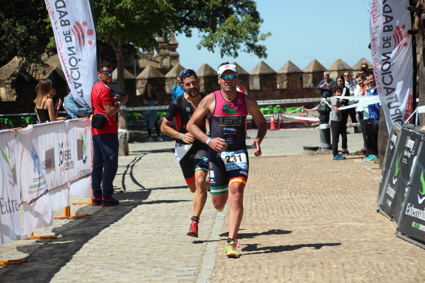 Jerez de los Caballeros ha celebrado, esta mañana, una nueva edición del Triatlón 'Ciudad del Temple'. Una prueba deportiva que, año tras año, se consolida como una de las principales del municipio y que ha reunido a 110 participantes. David Puertas Tenorio y María Remedios Mendoza Bravo han sido los vencedores de la clasificación general.