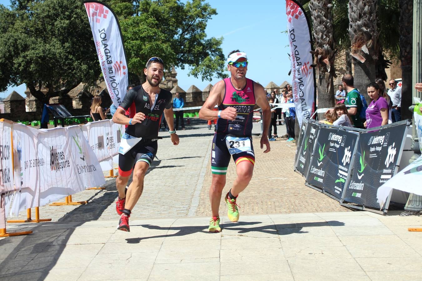 Jerez de los Caballeros ha celebrado, esta mañana, una nueva edición del Triatlón 'Ciudad del Temple'. Una prueba deportiva que, año tras año, se consolida como una de las principales del municipio y que ha reunido a 110 participantes. David Puertas Tenorio y María Remedios Mendoza Bravo han sido los vencedores de la clasificación general.