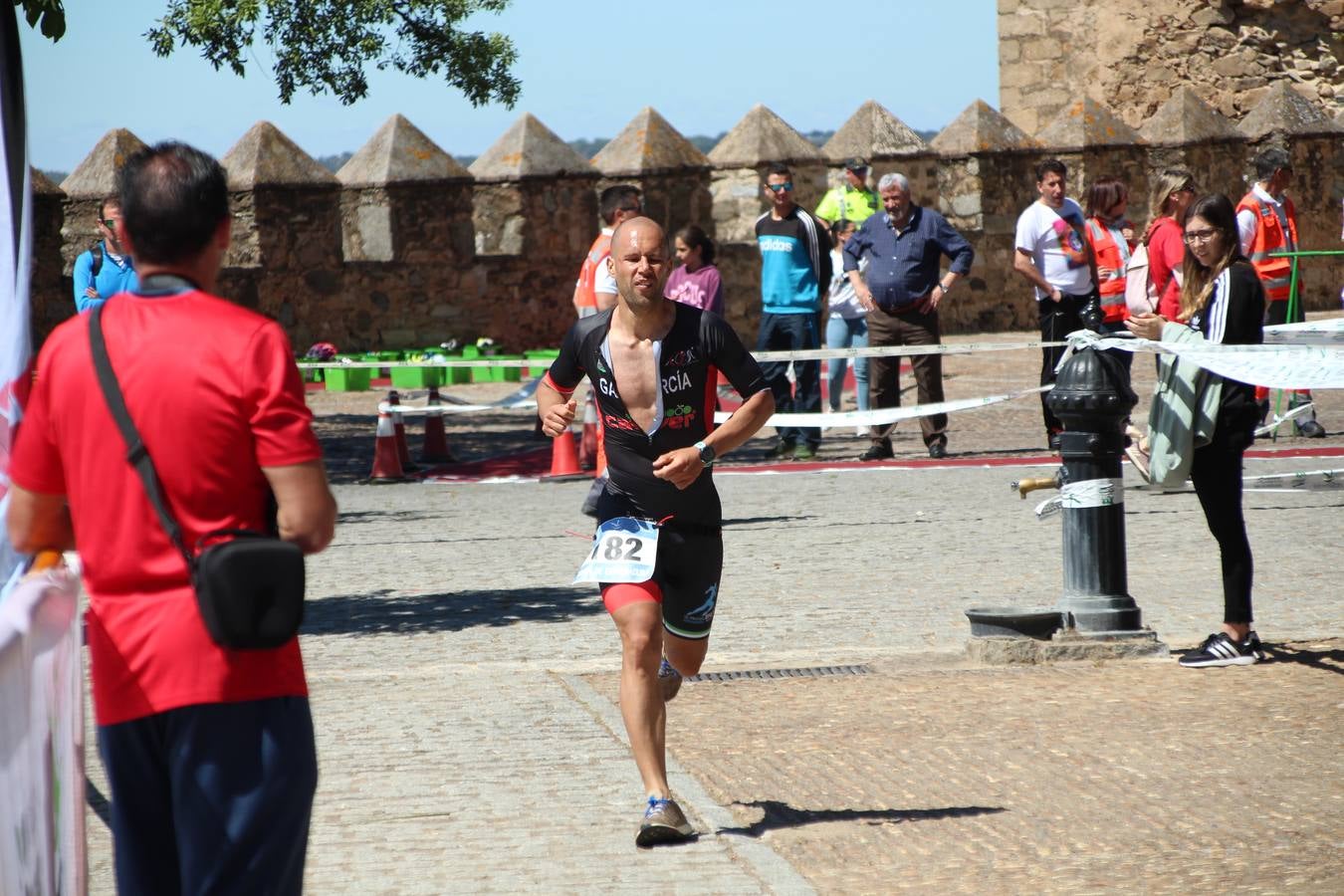 Jerez de los Caballeros ha celebrado, esta mañana, una nueva edición del Triatlón 'Ciudad del Temple'. Una prueba deportiva que, año tras año, se consolida como una de las principales del municipio y que ha reunido a 110 participantes. David Puertas Tenorio y María Remedios Mendoza Bravo han sido los vencedores de la clasificación general.