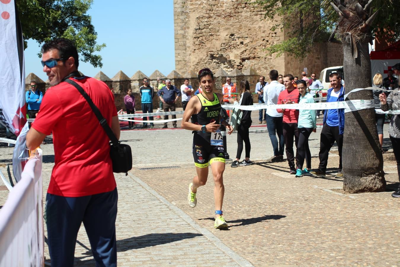 Jerez de los Caballeros ha celebrado, esta mañana, una nueva edición del Triatlón 'Ciudad del Temple'. Una prueba deportiva que, año tras año, se consolida como una de las principales del municipio y que ha reunido a 110 participantes. David Puertas Tenorio y María Remedios Mendoza Bravo han sido los vencedores de la clasificación general.