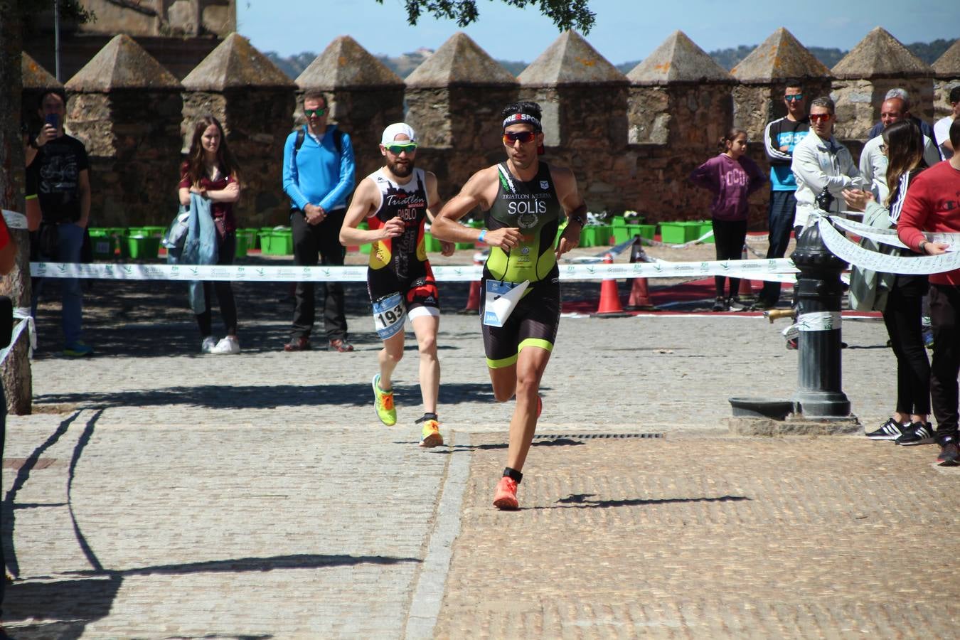 Jerez de los Caballeros ha celebrado, esta mañana, una nueva edición del Triatlón 'Ciudad del Temple'. Una prueba deportiva que, año tras año, se consolida como una de las principales del municipio y que ha reunido a 110 participantes. David Puertas Tenorio y María Remedios Mendoza Bravo han sido los vencedores de la clasificación general.