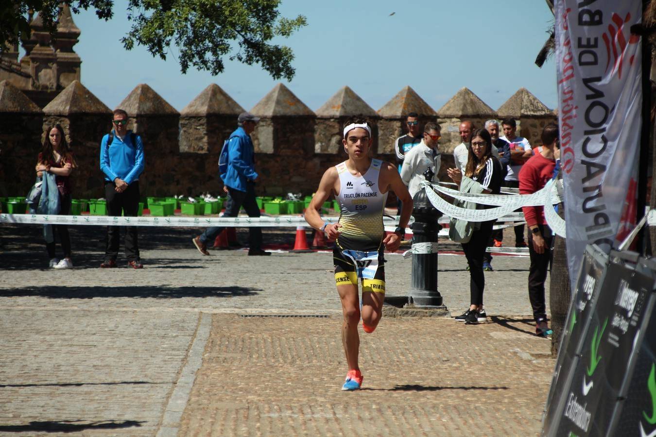 Jerez de los Caballeros ha celebrado, esta mañana, una nueva edición del Triatlón 'Ciudad del Temple'. Una prueba deportiva que, año tras año, se consolida como una de las principales del municipio y que ha reunido a 110 participantes. David Puertas Tenorio y María Remedios Mendoza Bravo han sido los vencedores de la clasificación general.
