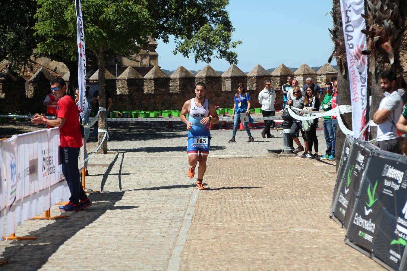 Jerez de los Caballeros ha celebrado, esta mañana, una nueva edición del Triatlón 'Ciudad del Temple'. Una prueba deportiva que, año tras año, se consolida como una de las principales del municipio y que ha reunido a 110 participantes. David Puertas Tenorio y María Remedios Mendoza Bravo han sido los vencedores de la clasificación general.