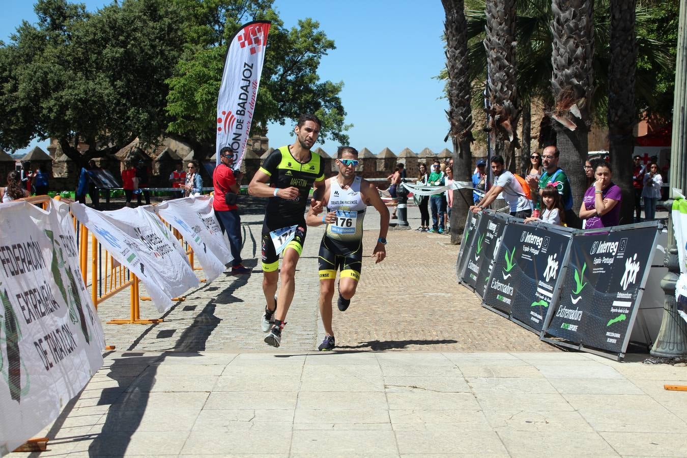 Jerez de los Caballeros ha celebrado, esta mañana, una nueva edición del Triatlón 'Ciudad del Temple'. Una prueba deportiva que, año tras año, se consolida como una de las principales del municipio y que ha reunido a 110 participantes. David Puertas Tenorio y María Remedios Mendoza Bravo han sido los vencedores de la clasificación general.