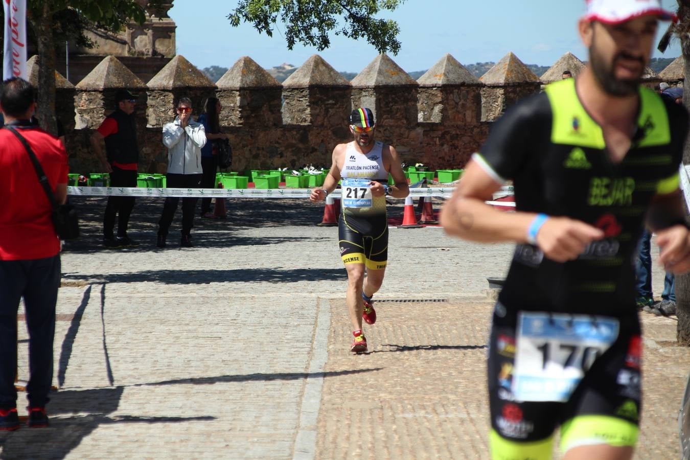 Jerez de los Caballeros ha celebrado, esta mañana, una nueva edición del Triatlón 'Ciudad del Temple'. Una prueba deportiva que, año tras año, se consolida como una de las principales del municipio y que ha reunido a 110 participantes. David Puertas Tenorio y María Remedios Mendoza Bravo han sido los vencedores de la clasificación general.
