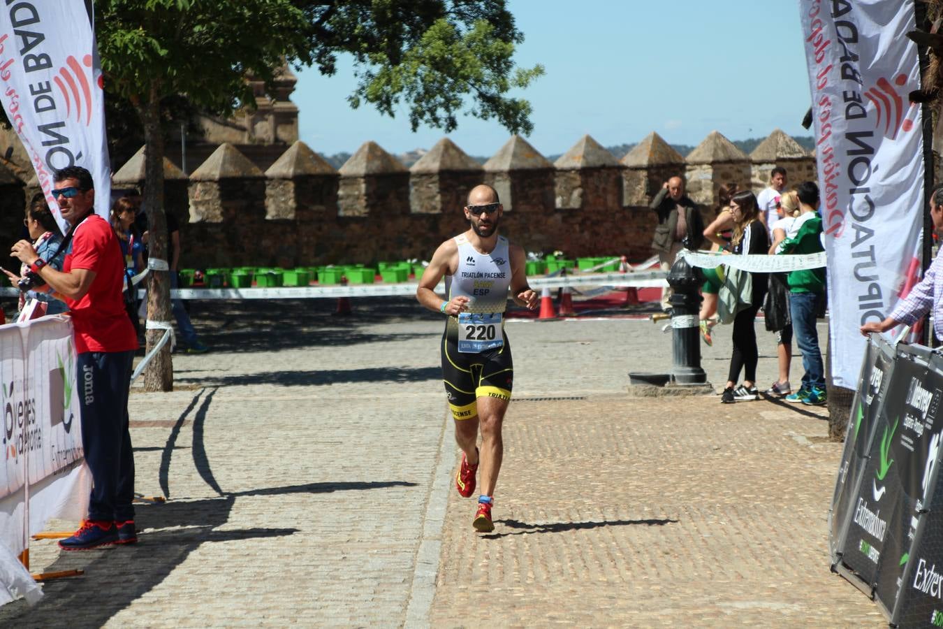 Jerez de los Caballeros ha celebrado, esta mañana, una nueva edición del Triatlón 'Ciudad del Temple'. Una prueba deportiva que, año tras año, se consolida como una de las principales del municipio y que ha reunido a 110 participantes. David Puertas Tenorio y María Remedios Mendoza Bravo han sido los vencedores de la clasificación general.