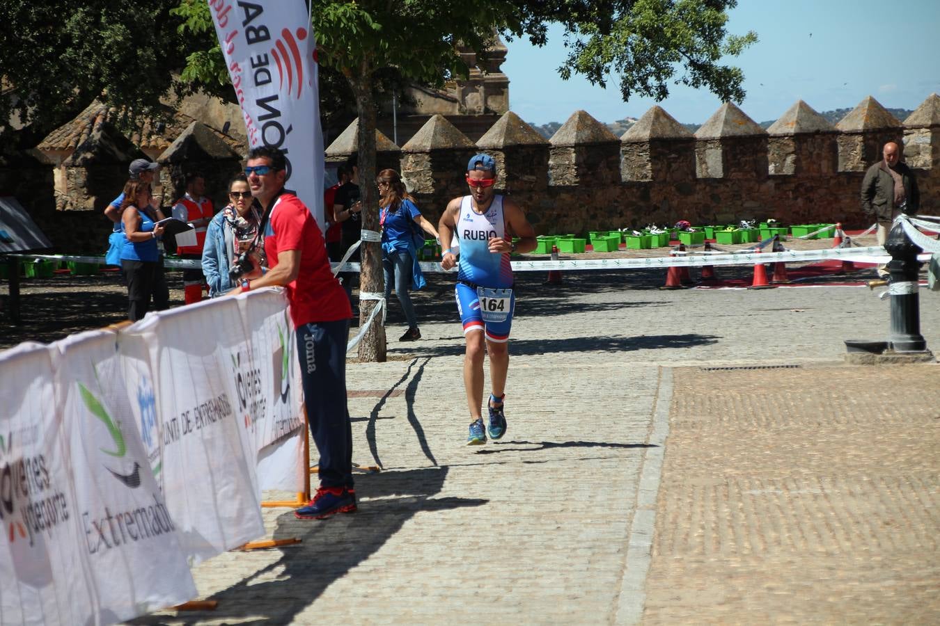 Jerez de los Caballeros ha celebrado, esta mañana, una nueva edición del Triatlón 'Ciudad del Temple'. Una prueba deportiva que, año tras año, se consolida como una de las principales del municipio y que ha reunido a 110 participantes. David Puertas Tenorio y María Remedios Mendoza Bravo han sido los vencedores de la clasificación general.