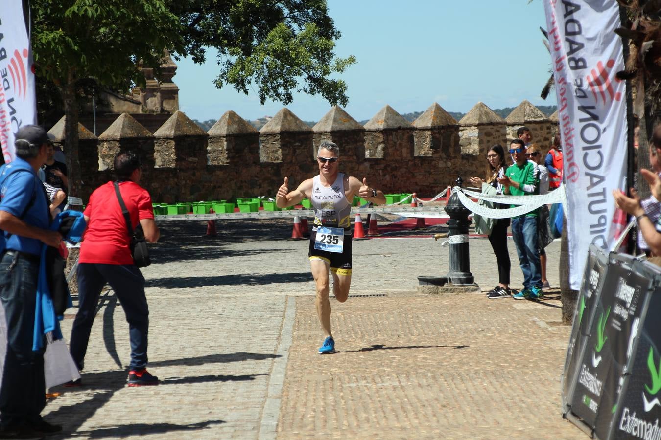 Jerez de los Caballeros ha celebrado, esta mañana, una nueva edición del Triatlón 'Ciudad del Temple'. Una prueba deportiva que, año tras año, se consolida como una de las principales del municipio y que ha reunido a 110 participantes. David Puertas Tenorio y María Remedios Mendoza Bravo han sido los vencedores de la clasificación general.