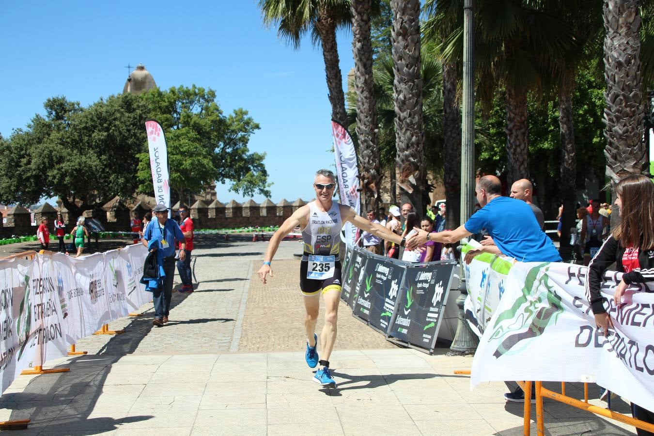 Jerez de los Caballeros ha celebrado, esta mañana, una nueva edición del Triatlón 'Ciudad del Temple'. Una prueba deportiva que, año tras año, se consolida como una de las principales del municipio y que ha reunido a 110 participantes. David Puertas Tenorio y María Remedios Mendoza Bravo han sido los vencedores de la clasificación general.