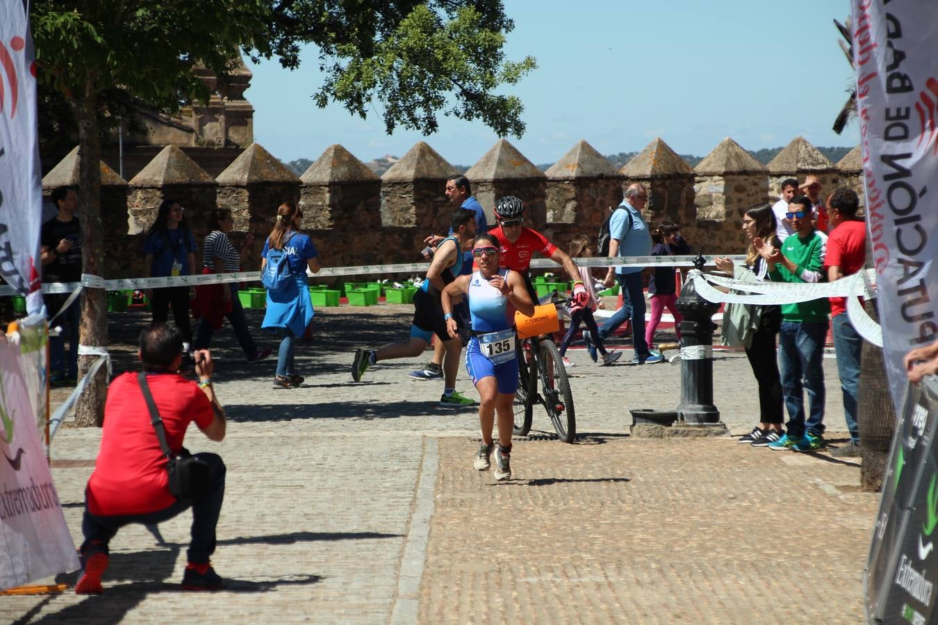 Jerez de los Caballeros ha celebrado, esta mañana, una nueva edición del Triatlón 'Ciudad del Temple'. Una prueba deportiva que, año tras año, se consolida como una de las principales del municipio y que ha reunido a 110 participantes. David Puertas Tenorio y María Remedios Mendoza Bravo han sido los vencedores de la clasificación general.