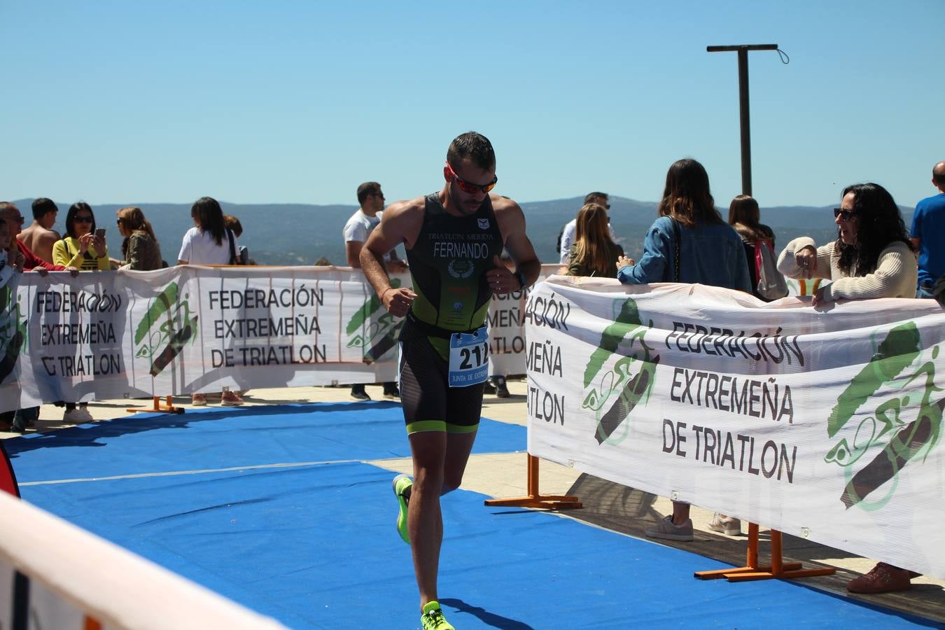 Jerez de los Caballeros ha celebrado, esta mañana, una nueva edición del Triatlón 'Ciudad del Temple'. Una prueba deportiva que, año tras año, se consolida como una de las principales del municipio y que ha reunido a 110 participantes. David Puertas Tenorio y María Remedios Mendoza Bravo han sido los vencedores de la clasificación general.