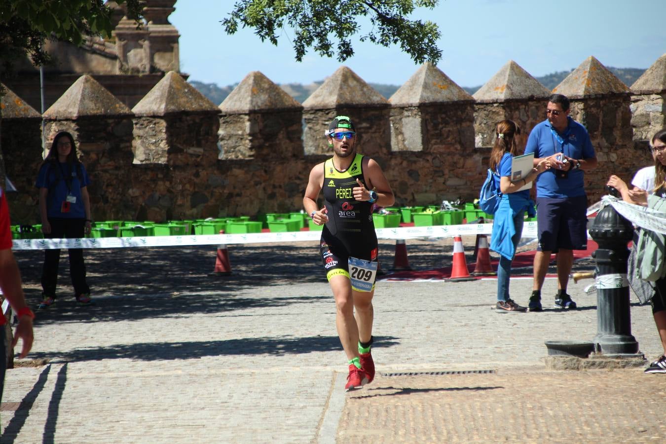 Jerez de los Caballeros ha celebrado, esta mañana, una nueva edición del Triatlón 'Ciudad del Temple'. Una prueba deportiva que, año tras año, se consolida como una de las principales del municipio y que ha reunido a 110 participantes. David Puertas Tenorio y María Remedios Mendoza Bravo han sido los vencedores de la clasificación general.