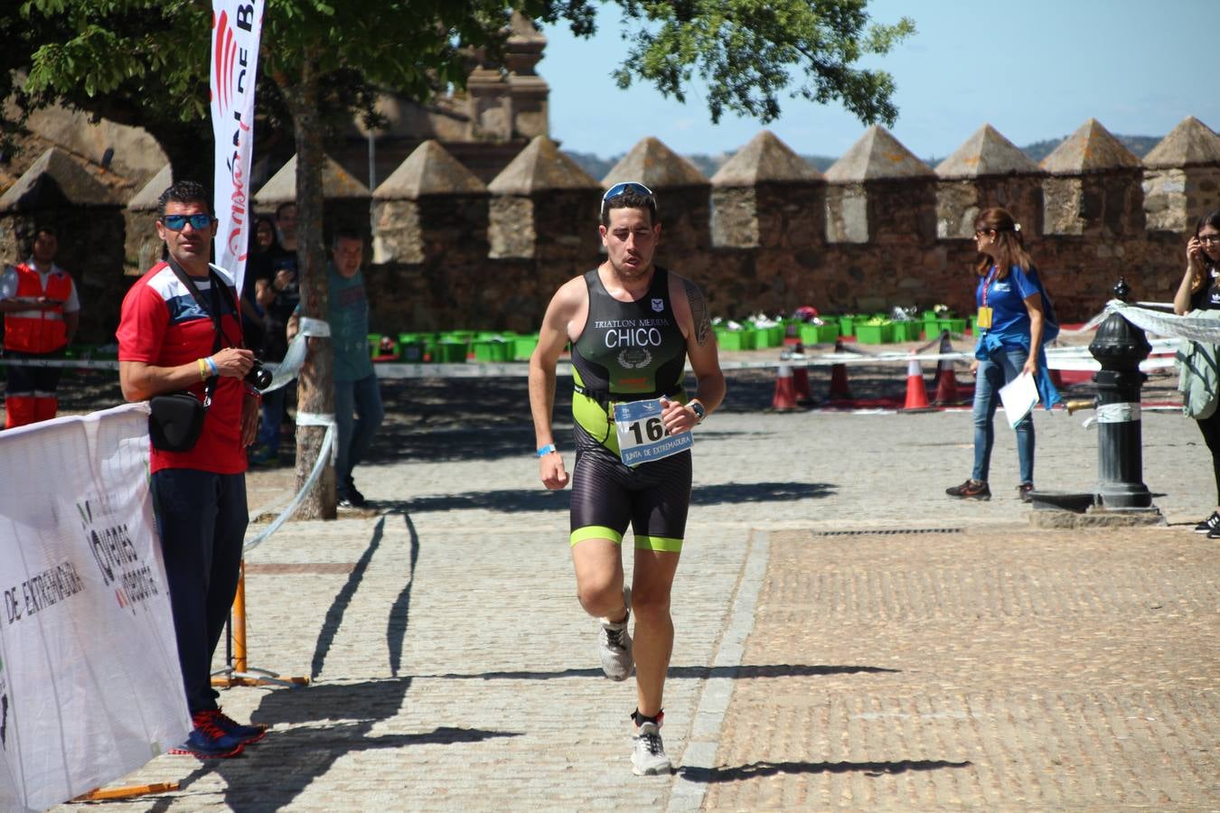Jerez de los Caballeros ha celebrado, esta mañana, una nueva edición del Triatlón 'Ciudad del Temple'. Una prueba deportiva que, año tras año, se consolida como una de las principales del municipio y que ha reunido a 110 participantes. David Puertas Tenorio y María Remedios Mendoza Bravo han sido los vencedores de la clasificación general.