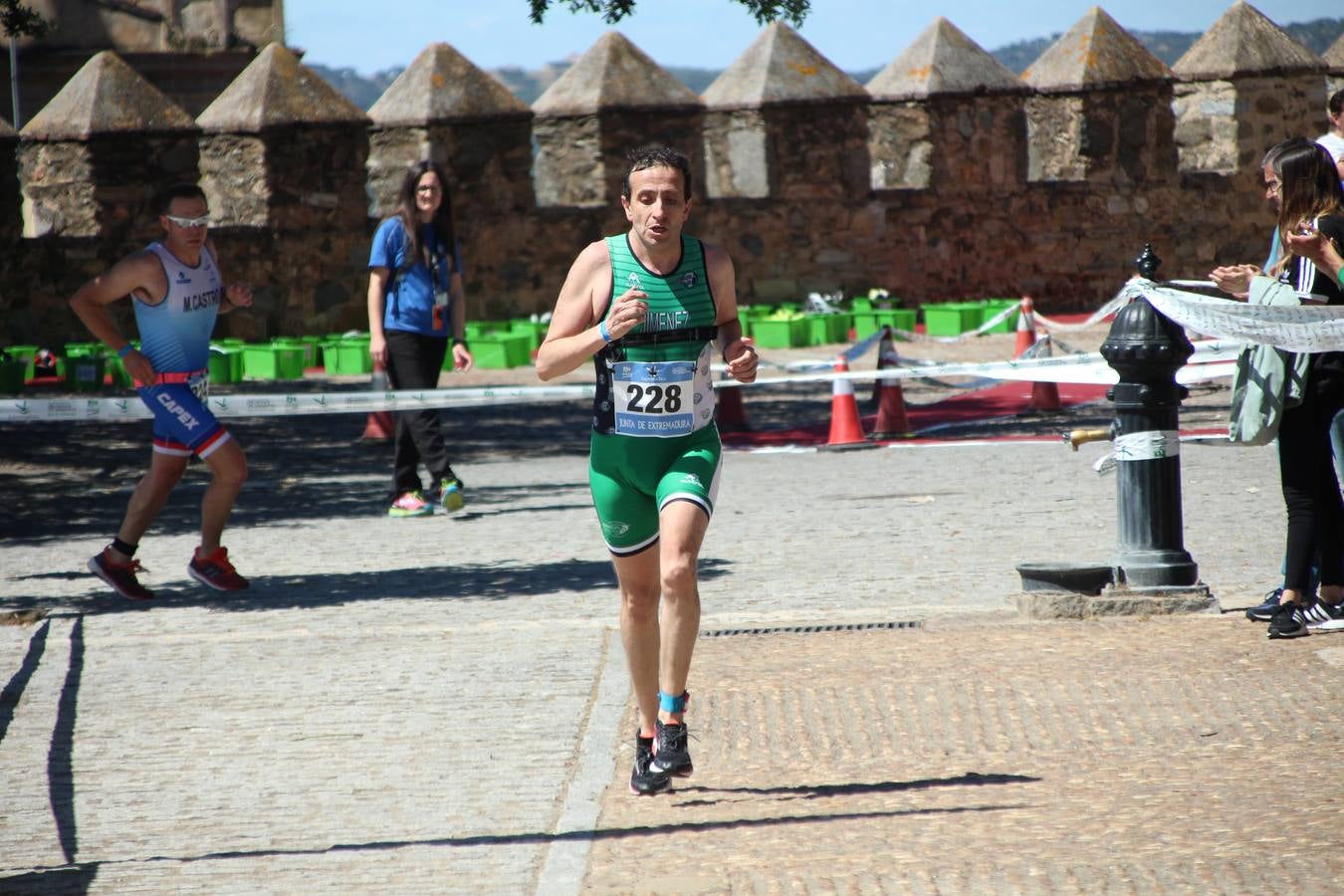 Jerez de los Caballeros ha celebrado, esta mañana, una nueva edición del Triatlón 'Ciudad del Temple'. Una prueba deportiva que, año tras año, se consolida como una de las principales del municipio y que ha reunido a 110 participantes. David Puertas Tenorio y María Remedios Mendoza Bravo han sido los vencedores de la clasificación general.
