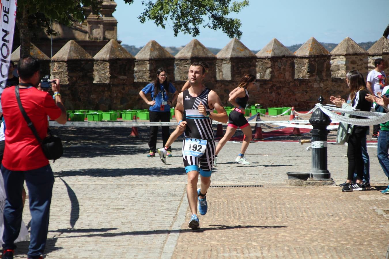Jerez de los Caballeros ha celebrado, esta mañana, una nueva edición del Triatlón 'Ciudad del Temple'. Una prueba deportiva que, año tras año, se consolida como una de las principales del municipio y que ha reunido a 110 participantes. David Puertas Tenorio y María Remedios Mendoza Bravo han sido los vencedores de la clasificación general.
