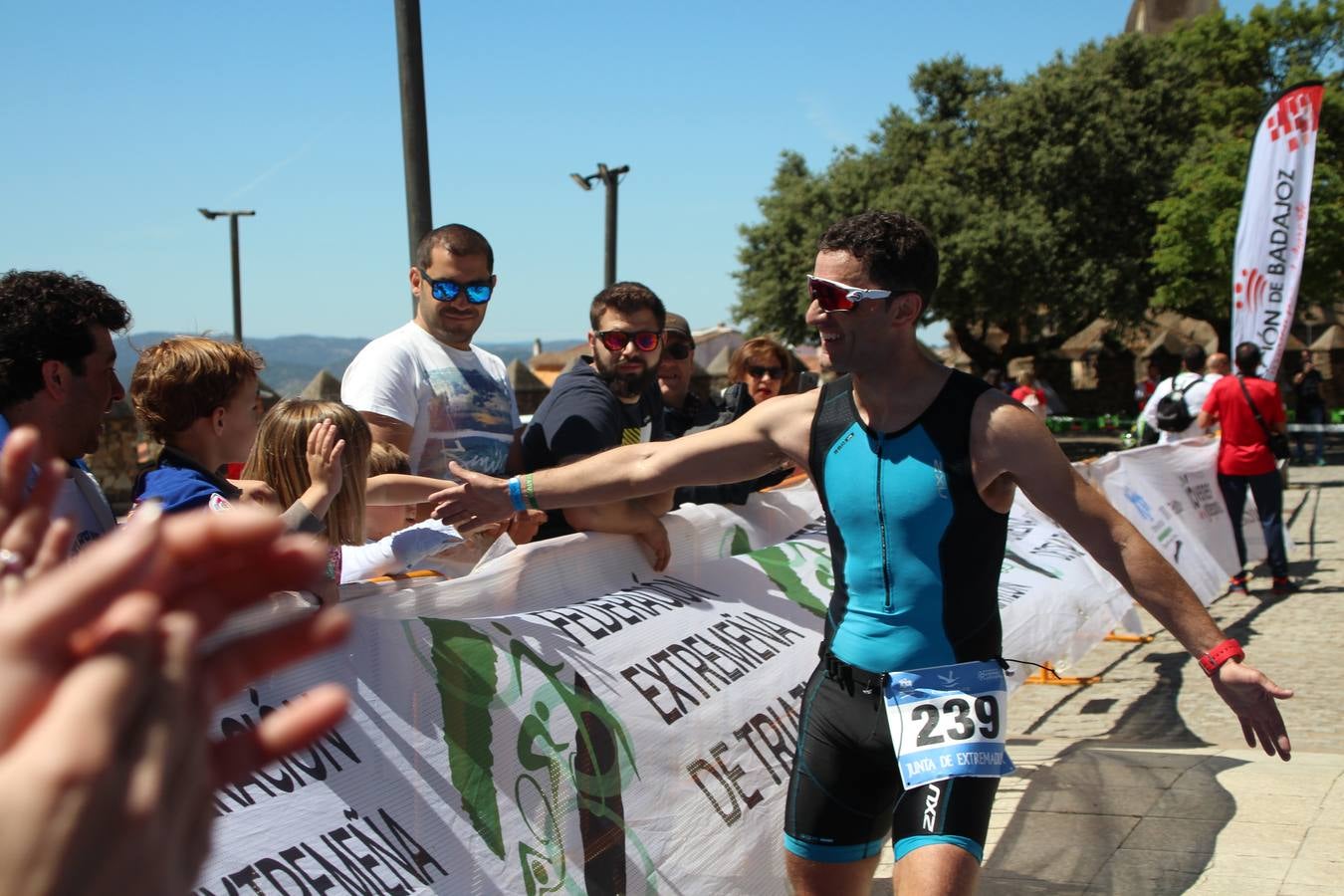 Jerez de los Caballeros ha celebrado, esta mañana, una nueva edición del Triatlón 'Ciudad del Temple'. Una prueba deportiva que, año tras año, se consolida como una de las principales del municipio y que ha reunido a 110 participantes. David Puertas Tenorio y María Remedios Mendoza Bravo han sido los vencedores de la clasificación general.