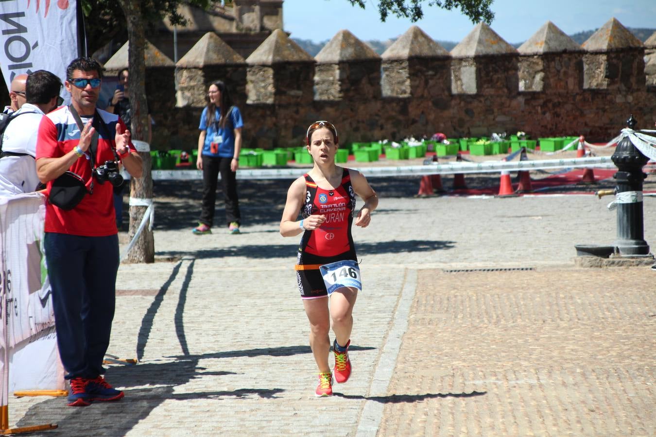 Jerez de los Caballeros ha celebrado, esta mañana, una nueva edición del Triatlón 'Ciudad del Temple'. Una prueba deportiva que, año tras año, se consolida como una de las principales del municipio y que ha reunido a 110 participantes. David Puertas Tenorio y María Remedios Mendoza Bravo han sido los vencedores de la clasificación general.