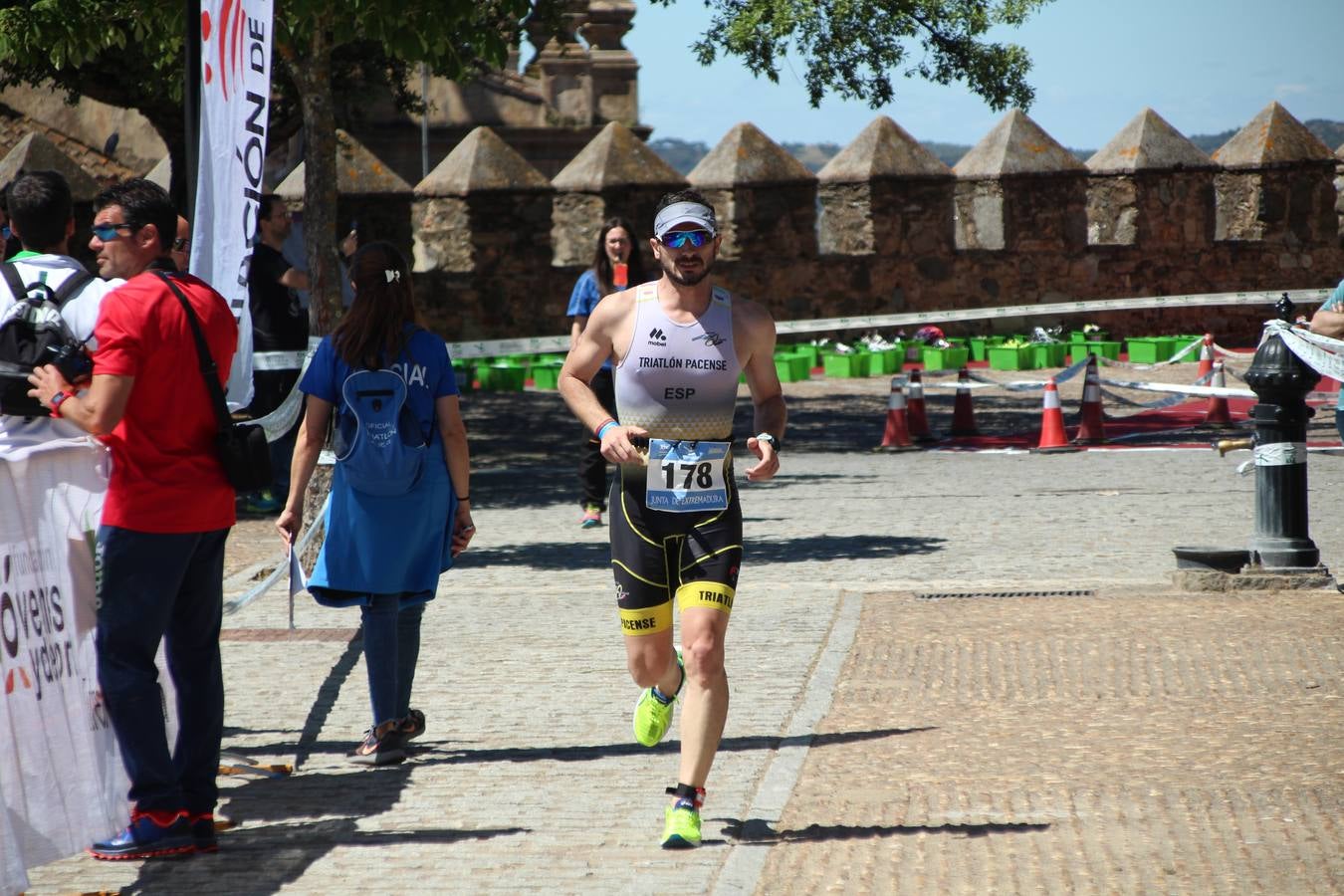 Jerez de los Caballeros ha celebrado, esta mañana, una nueva edición del Triatlón 'Ciudad del Temple'. Una prueba deportiva que, año tras año, se consolida como una de las principales del municipio y que ha reunido a 110 participantes. David Puertas Tenorio y María Remedios Mendoza Bravo han sido los vencedores de la clasificación general.