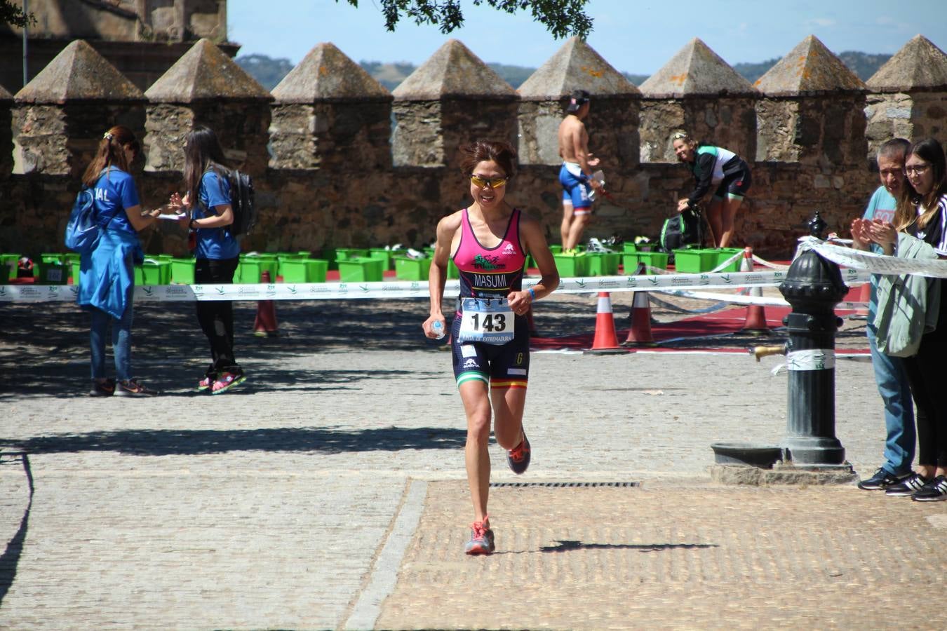 Jerez de los Caballeros ha celebrado, esta mañana, una nueva edición del Triatlón 'Ciudad del Temple'. Una prueba deportiva que, año tras año, se consolida como una de las principales del municipio y que ha reunido a 110 participantes. David Puertas Tenorio y María Remedios Mendoza Bravo han sido los vencedores de la clasificación general.