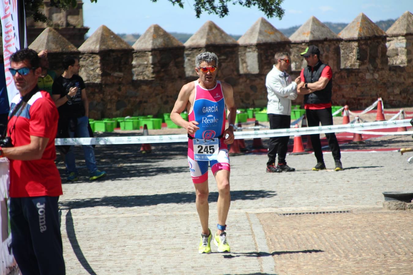 Jerez de los Caballeros ha celebrado, esta mañana, una nueva edición del Triatlón 'Ciudad del Temple'. Una prueba deportiva que, año tras año, se consolida como una de las principales del municipio y que ha reunido a 110 participantes. David Puertas Tenorio y María Remedios Mendoza Bravo han sido los vencedores de la clasificación general.