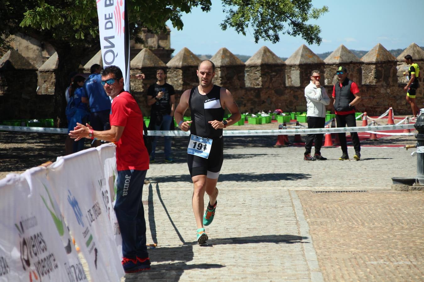 Jerez de los Caballeros ha celebrado, esta mañana, una nueva edición del Triatlón 'Ciudad del Temple'. Una prueba deportiva que, año tras año, se consolida como una de las principales del municipio y que ha reunido a 110 participantes. David Puertas Tenorio y María Remedios Mendoza Bravo han sido los vencedores de la clasificación general.