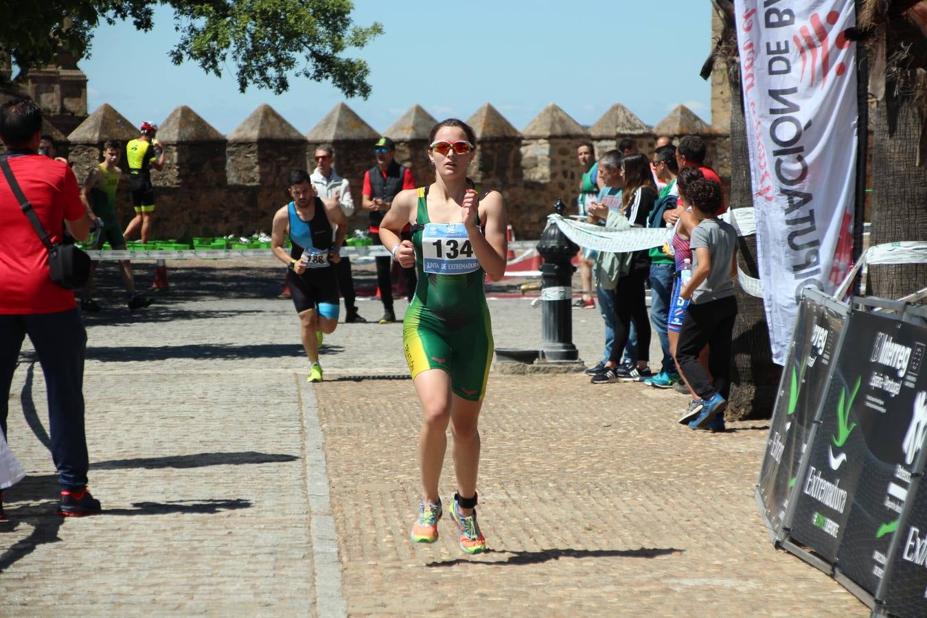 Jerez de los Caballeros ha celebrado, esta mañana, una nueva edición del Triatlón 'Ciudad del Temple'. Una prueba deportiva que, año tras año, se consolida como una de las principales del municipio y que ha reunido a 110 participantes. David Puertas Tenorio y María Remedios Mendoza Bravo han sido los vencedores de la clasificación general.