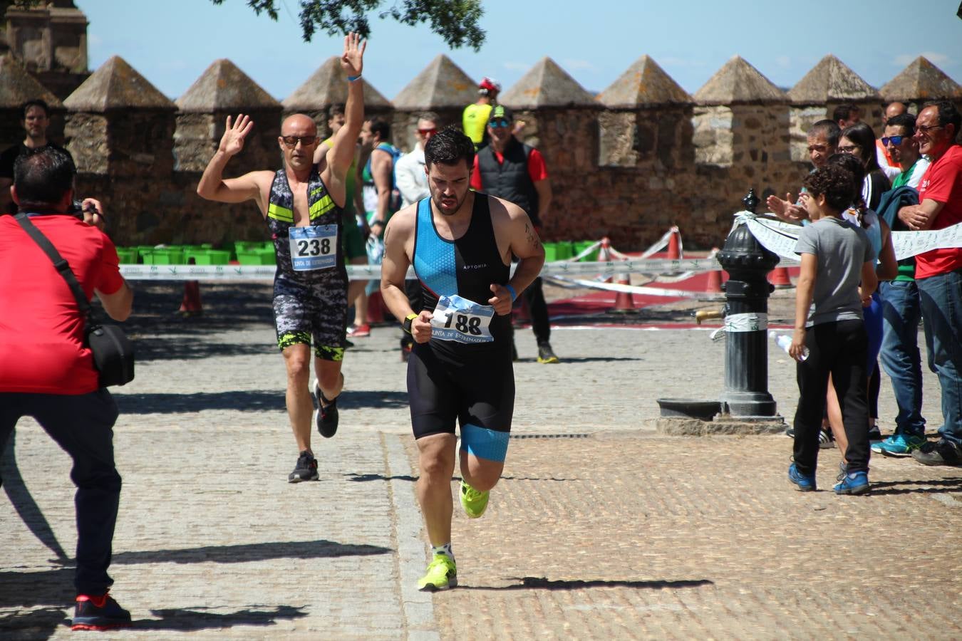 Jerez de los Caballeros ha celebrado, esta mañana, una nueva edición del Triatlón 'Ciudad del Temple'. Una prueba deportiva que, año tras año, se consolida como una de las principales del municipio y que ha reunido a 110 participantes. David Puertas Tenorio y María Remedios Mendoza Bravo han sido los vencedores de la clasificación general.