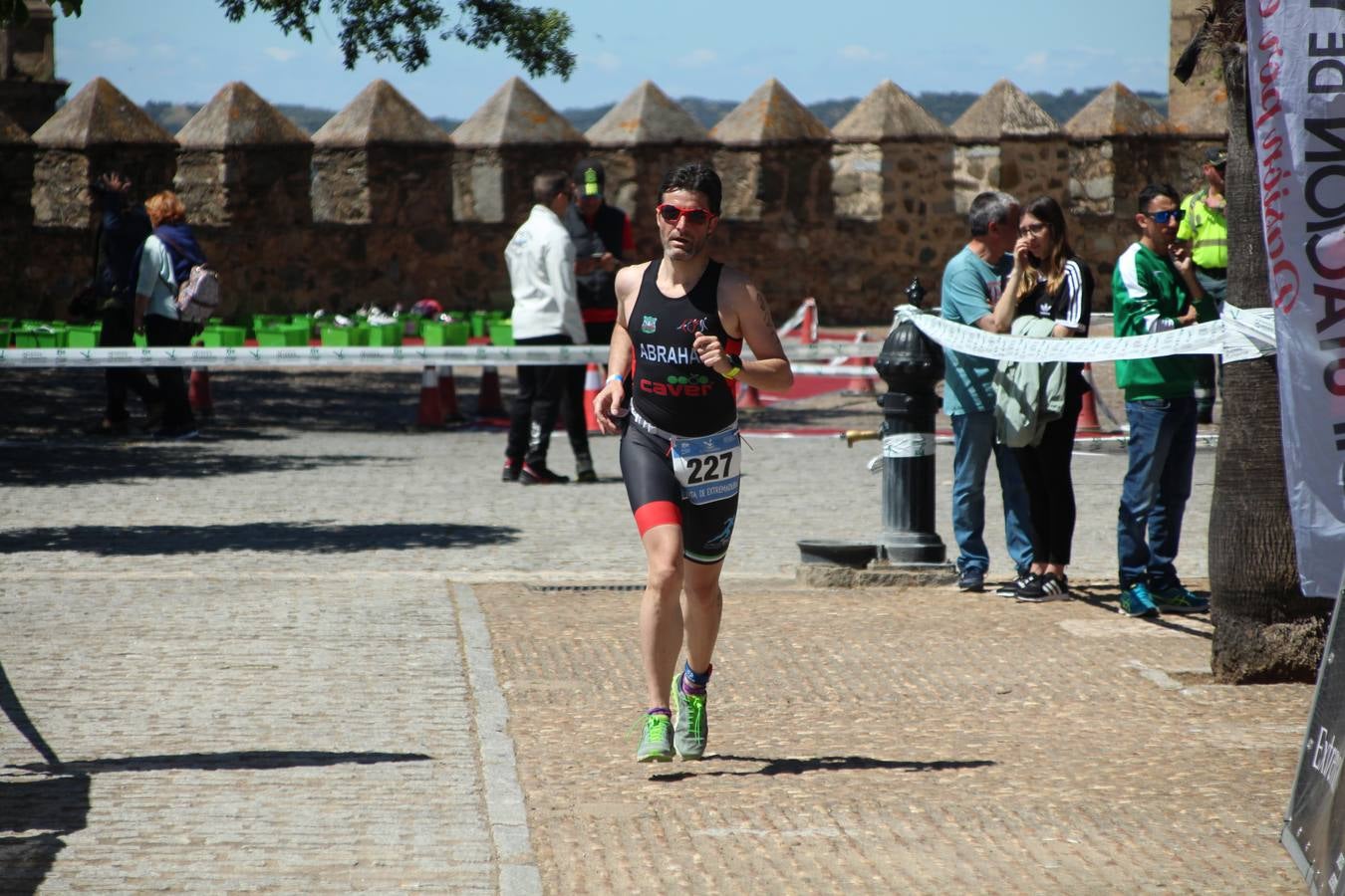 Jerez de los Caballeros ha celebrado, esta mañana, una nueva edición del Triatlón 'Ciudad del Temple'. Una prueba deportiva que, año tras año, se consolida como una de las principales del municipio y que ha reunido a 110 participantes. David Puertas Tenorio y María Remedios Mendoza Bravo han sido los vencedores de la clasificación general.