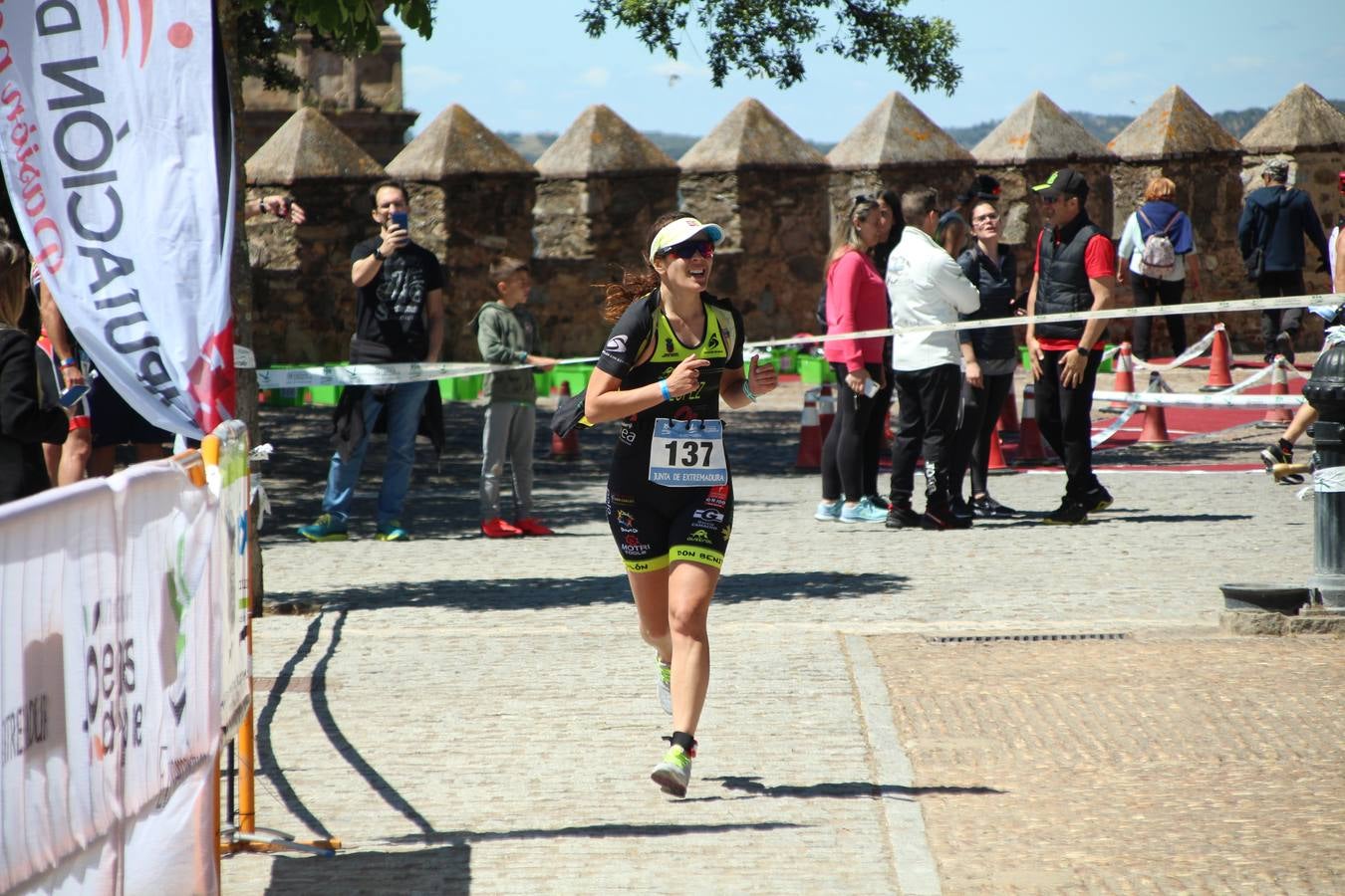 Jerez de los Caballeros ha celebrado, esta mañana, una nueva edición del Triatlón 'Ciudad del Temple'. Una prueba deportiva que, año tras año, se consolida como una de las principales del municipio y que ha reunido a 110 participantes. David Puertas Tenorio y María Remedios Mendoza Bravo han sido los vencedores de la clasificación general.