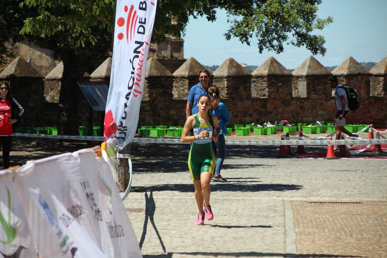 Jerez de los Caballeros ha celebrado, esta mañana, una nueva edición del Triatlón 'Ciudad del Temple'. Una prueba deportiva que, año tras año, se consolida como una de las principales del municipio y que ha reunido a 110 participantes. David Puertas Tenorio y María Remedios Mendoza Bravo han sido los vencedores de la clasificación general.