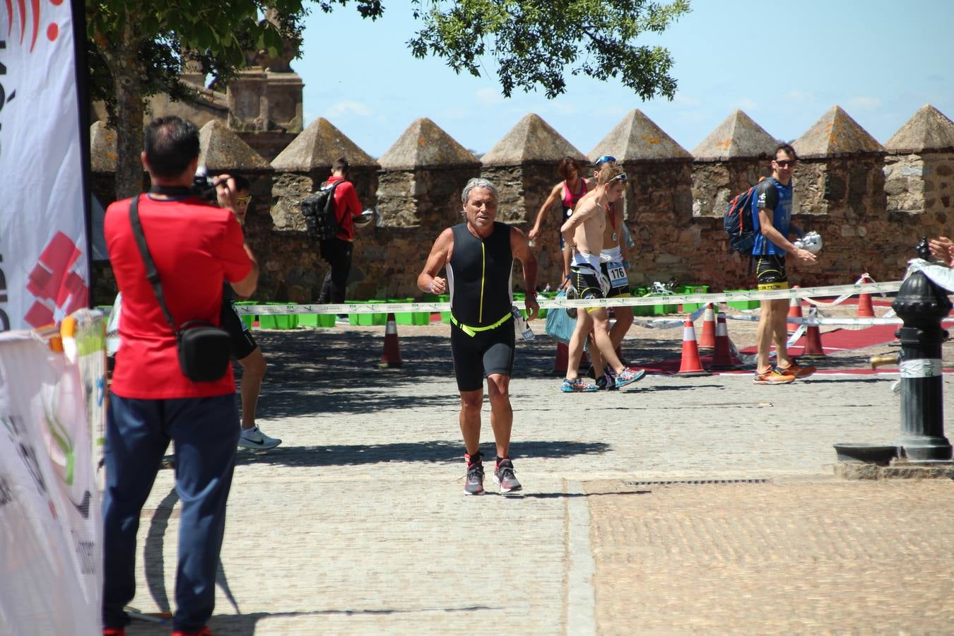 Jerez de los Caballeros ha celebrado, esta mañana, una nueva edición del Triatlón 'Ciudad del Temple'. Una prueba deportiva que, año tras año, se consolida como una de las principales del municipio y que ha reunido a 110 participantes. David Puertas Tenorio y María Remedios Mendoza Bravo han sido los vencedores de la clasificación general.