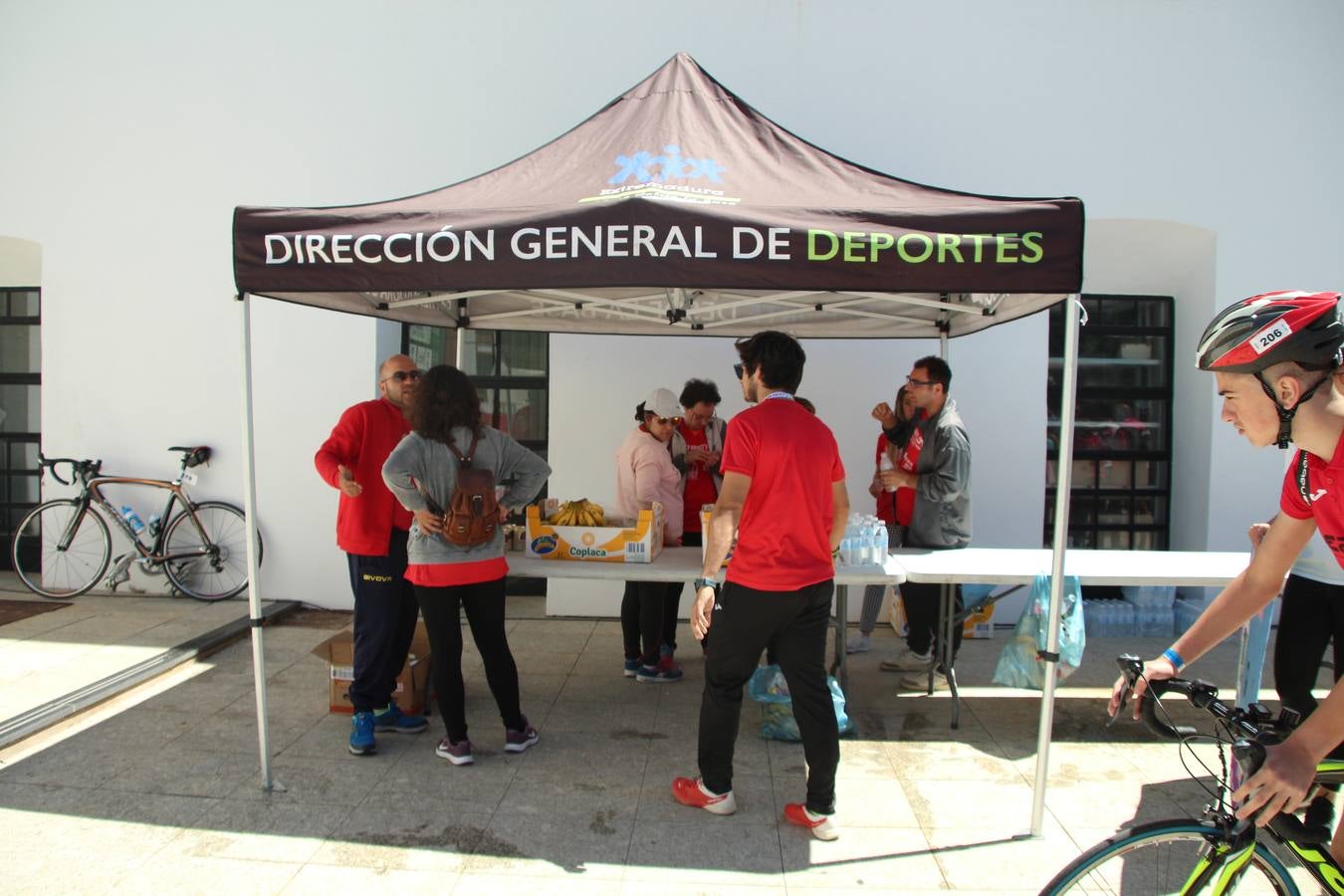 Jerez de los Caballeros ha celebrado, esta mañana, una nueva edición del Triatlón 'Ciudad del Temple'. Una prueba deportiva que, año tras año, se consolida como una de las principales del municipio y que ha reunido a 110 participantes. David Puertas Tenorio y María Remedios Mendoza Bravo han sido los vencedores de la clasificación general.