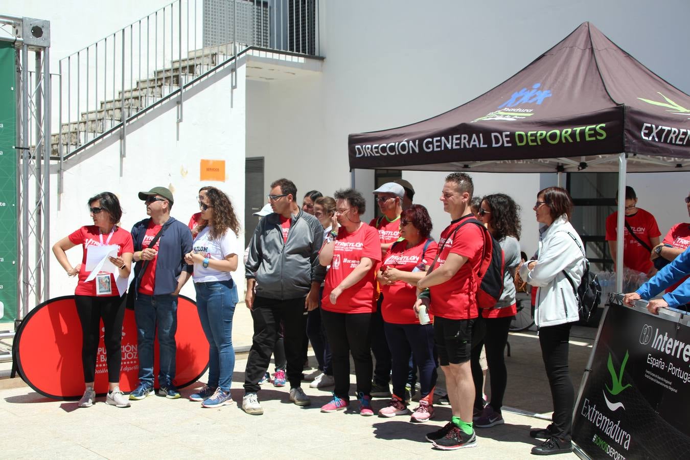 Jerez de los Caballeros ha celebrado, esta mañana, una nueva edición del Triatlón 'Ciudad del Temple'. Una prueba deportiva que, año tras año, se consolida como una de las principales del municipio y que ha reunido a 110 participantes. David Puertas Tenorio y María Remedios Mendoza Bravo han sido los vencedores de la clasificación general.