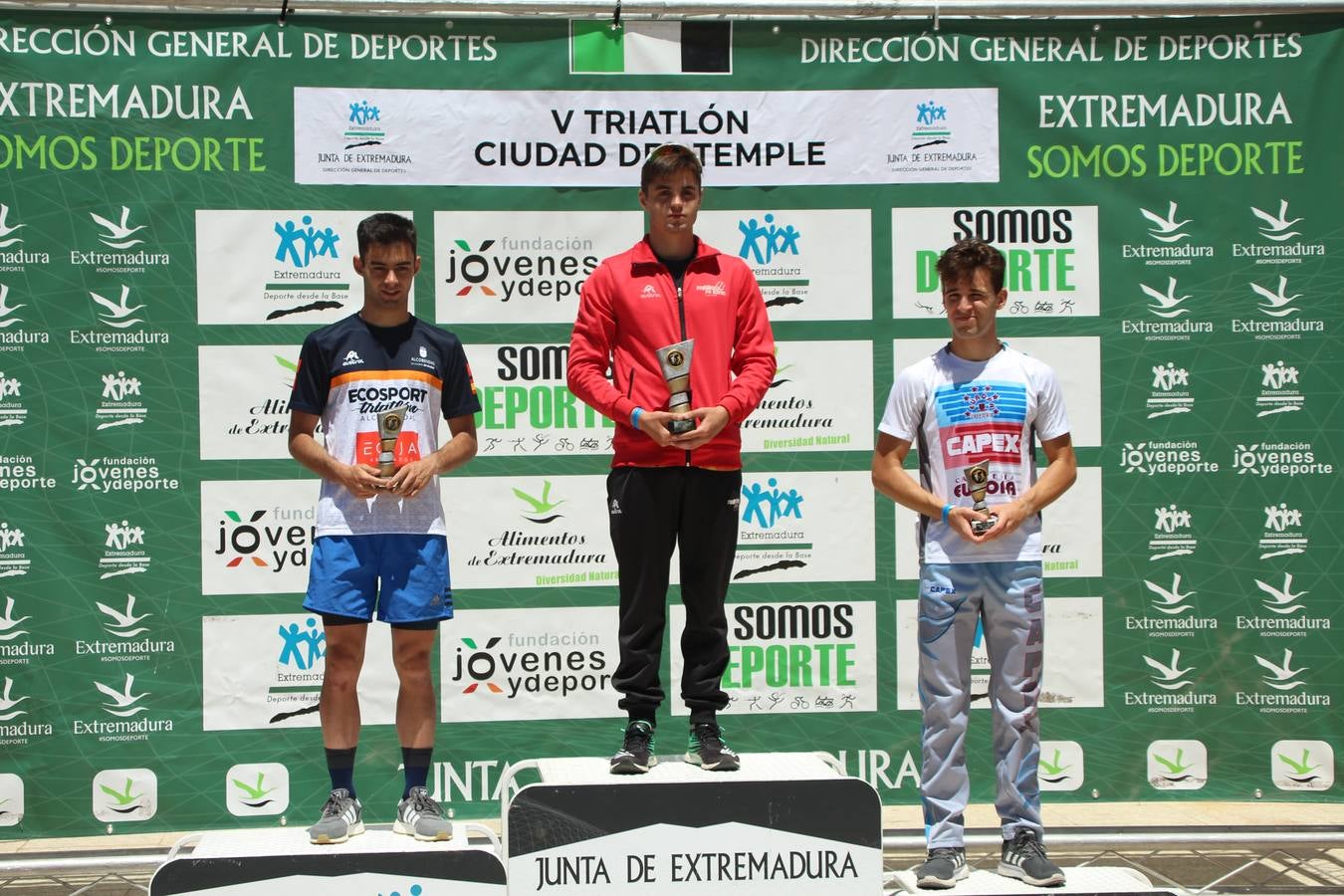 Jerez de los Caballeros ha celebrado, esta mañana, una nueva edición del Triatlón 'Ciudad del Temple'. Una prueba deportiva que, año tras año, se consolida como una de las principales del municipio y que ha reunido a 110 participantes. David Puertas Tenorio y María Remedios Mendoza Bravo han sido los vencedores de la clasificación general.
