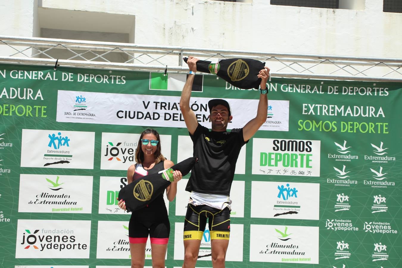 Jerez de los Caballeros ha celebrado, esta mañana, una nueva edición del Triatlón 'Ciudad del Temple'. Una prueba deportiva que, año tras año, se consolida como una de las principales del municipio y que ha reunido a 110 participantes. David Puertas Tenorio y María Remedios Mendoza Bravo han sido los vencedores de la clasificación general.