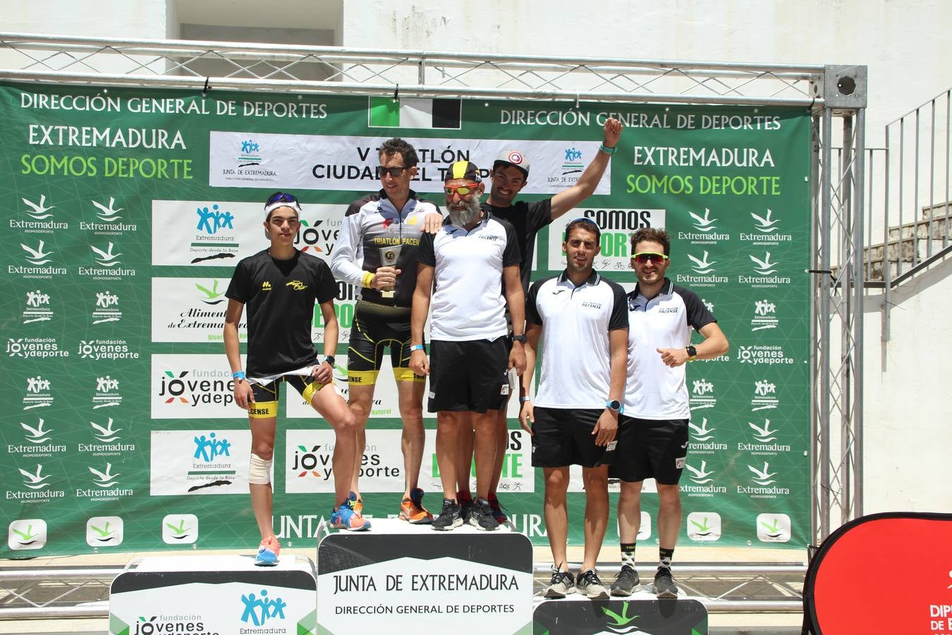 Jerez de los Caballeros ha celebrado, esta mañana, una nueva edición del Triatlón 'Ciudad del Temple'. Una prueba deportiva que, año tras año, se consolida como una de las principales del municipio y que ha reunido a 110 participantes. David Puertas Tenorio y María Remedios Mendoza Bravo han sido los vencedores de la clasificación general.