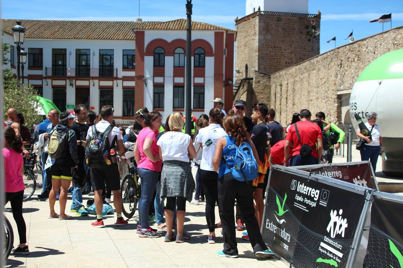 Jerez de los Caballeros ha celebrado, esta mañana, una nueva edición del Triatlón 'Ciudad del Temple'. Una prueba deportiva que, año tras año, se consolida como una de las principales del municipio y que ha reunido a 110 participantes. David Puertas Tenorio y María Remedios Mendoza Bravo han sido los vencedores de la clasificación general.