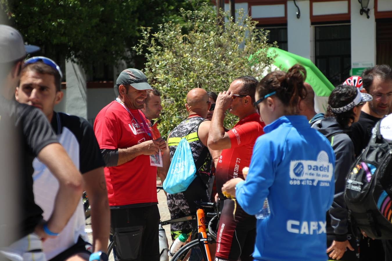 Jerez de los Caballeros ha celebrado, esta mañana, una nueva edición del Triatlón 'Ciudad del Temple'. Una prueba deportiva que, año tras año, se consolida como una de las principales del municipio y que ha reunido a 110 participantes. David Puertas Tenorio y María Remedios Mendoza Bravo han sido los vencedores de la clasificación general.