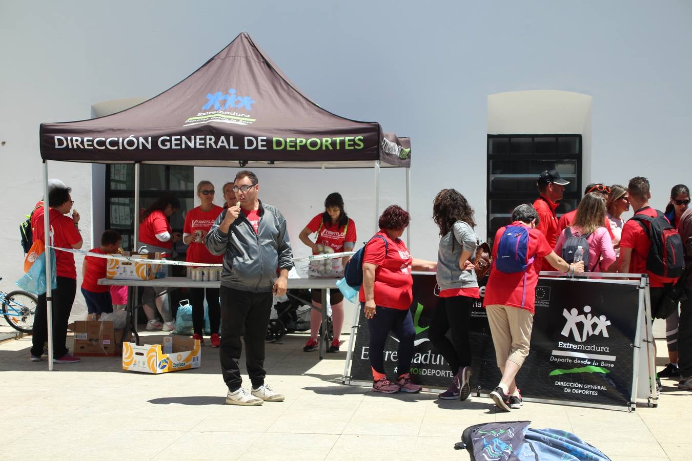 Jerez de los Caballeros ha celebrado, esta mañana, una nueva edición del Triatlón 'Ciudad del Temple'. Una prueba deportiva que, año tras año, se consolida como una de las principales del municipio y que ha reunido a 110 participantes. David Puertas Tenorio y María Remedios Mendoza Bravo han sido los vencedores de la clasificación general.