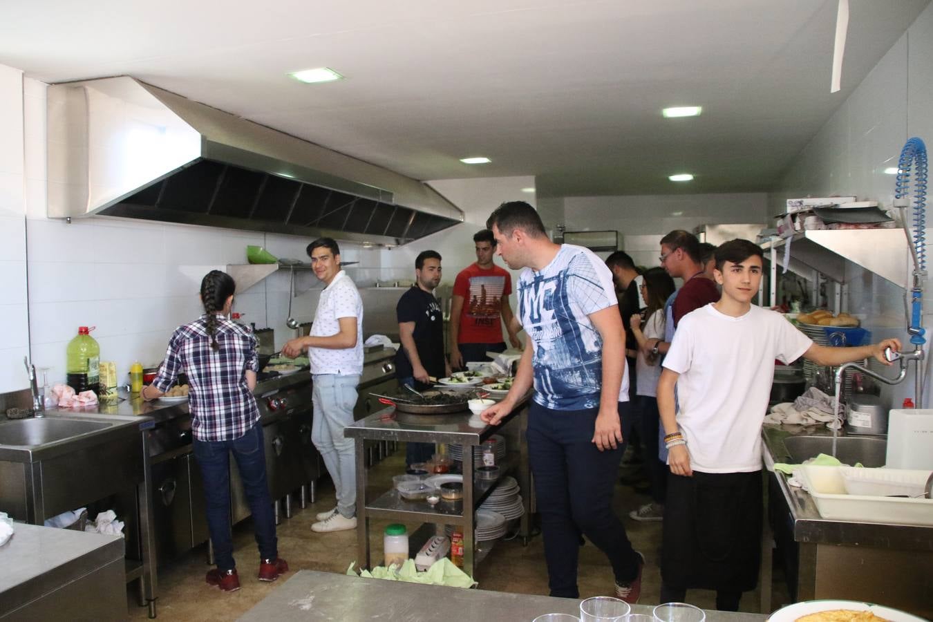 El hotel 'Oasis' ha acogido, esta mañana, la clausura de la segunda edición del curso 'Ayudante de cocina', ofertado por la Cámara de Comercio. Mª Carmen Muñoz, técnica de la delegación en Jerez de la Cámara de Comercio, ha señalado que han sido 18 jóvenes, de entre 16 y 29 años, los que han participado en esta iniciativa que ha contado con la colaboración del hotel 'Oasis' y Seve García, cocinero.