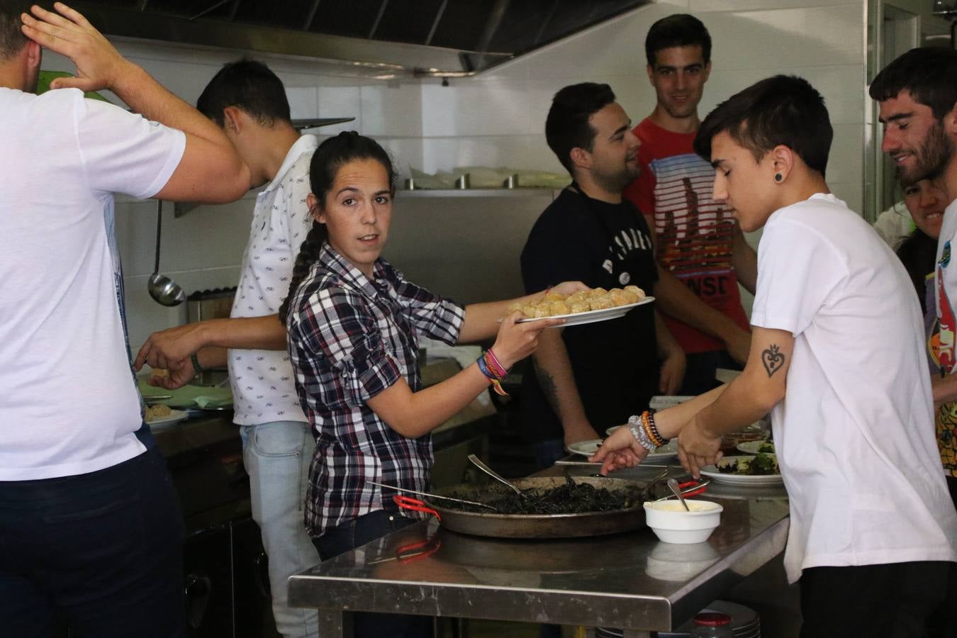 El hotel 'Oasis' ha acogido, esta mañana, la clausura de la segunda edición del curso 'Ayudante de cocina', ofertado por la Cámara de Comercio. Mª Carmen Muñoz, técnica de la delegación en Jerez de la Cámara de Comercio, ha señalado que han sido 18 jóvenes, de entre 16 y 29 años, los que han participado en esta iniciativa que ha contado con la colaboración del hotel 'Oasis' y Seve García, cocinero.