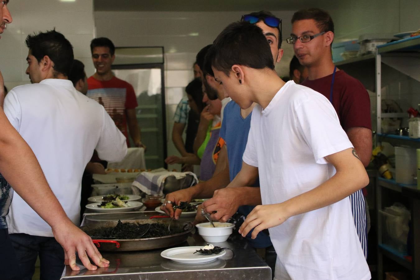 El hotel 'Oasis' ha acogido, esta mañana, la clausura de la segunda edición del curso 'Ayudante de cocina', ofertado por la Cámara de Comercio. Mª Carmen Muñoz, técnica de la delegación en Jerez de la Cámara de Comercio, ha señalado que han sido 18 jóvenes, de entre 16 y 29 años, los que han participado en esta iniciativa que ha contado con la colaboración del hotel 'Oasis' y Seve García, cocinero.